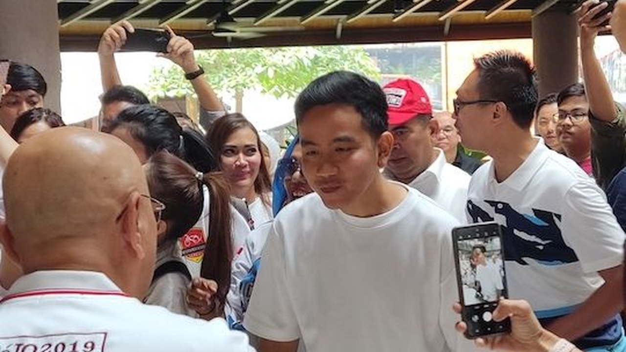 Gibran Makan Siang Bareng Relawan Jokowi, Ada Apa?