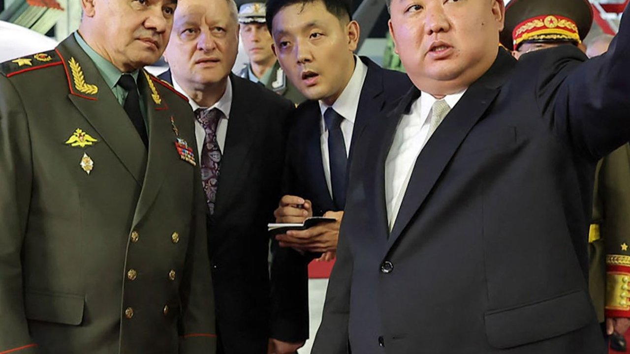 FOTO: Semringah Terima Kunjungan Menhan Rusia, Kim Jong-un Pamer Sederet Alutsista Terbaru di Pyongyang