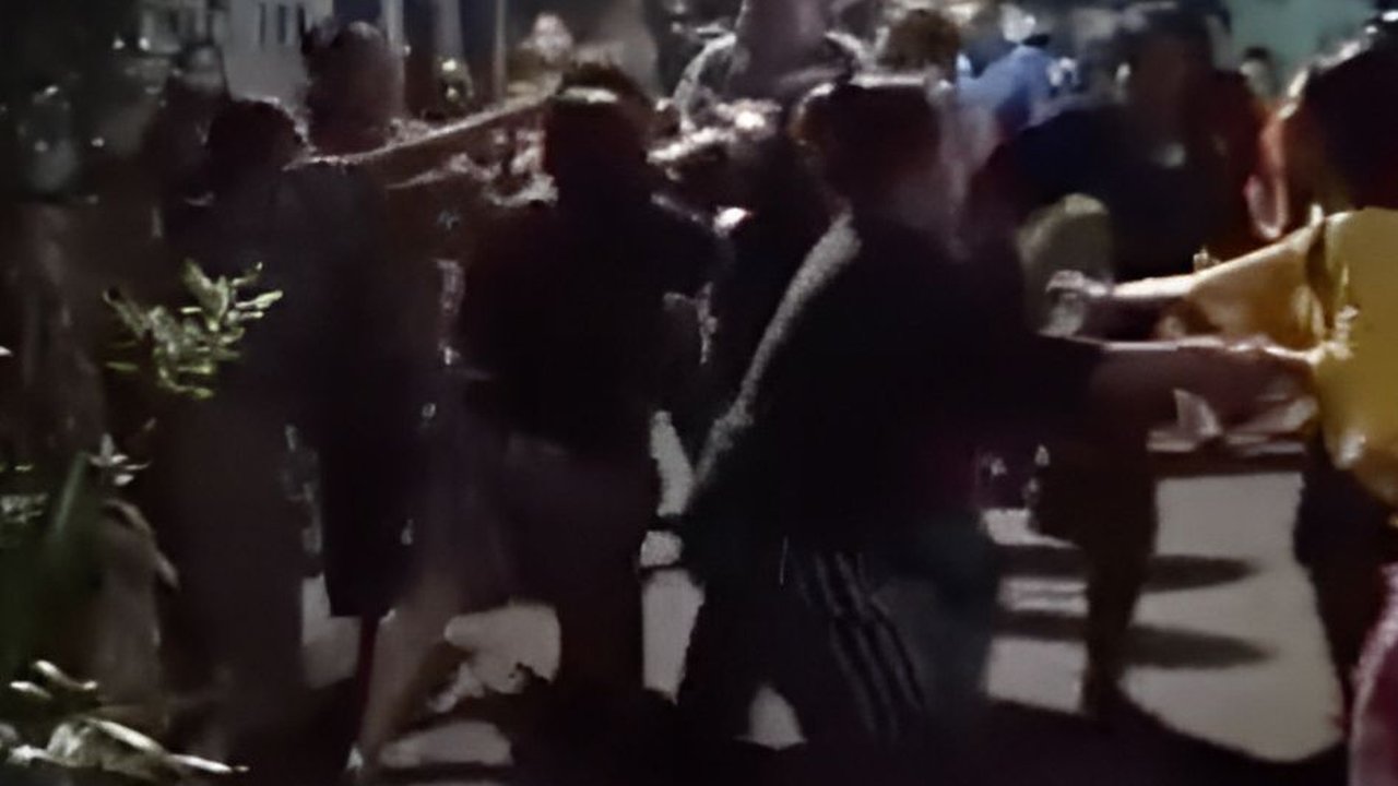 Begini Jika Emak-Emak Tawuran di Jalan, Bapak-Bapak Mau Melerai Malah Kerepotan