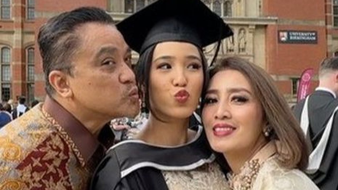 Potret Alifiya Anak Dede Yusuf Wisuda di Kampus Inggris, Cantik dan Anggun Pakai Kebaya