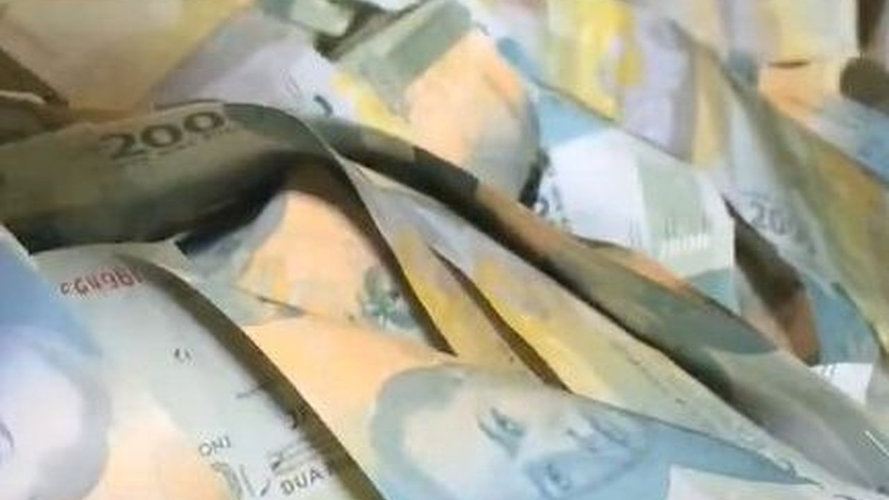 Paculan jadi Tradisi Pernikahan Unik di Serang, Pengantin Diberi Kalung Uang agar Terbuka Rezekinya