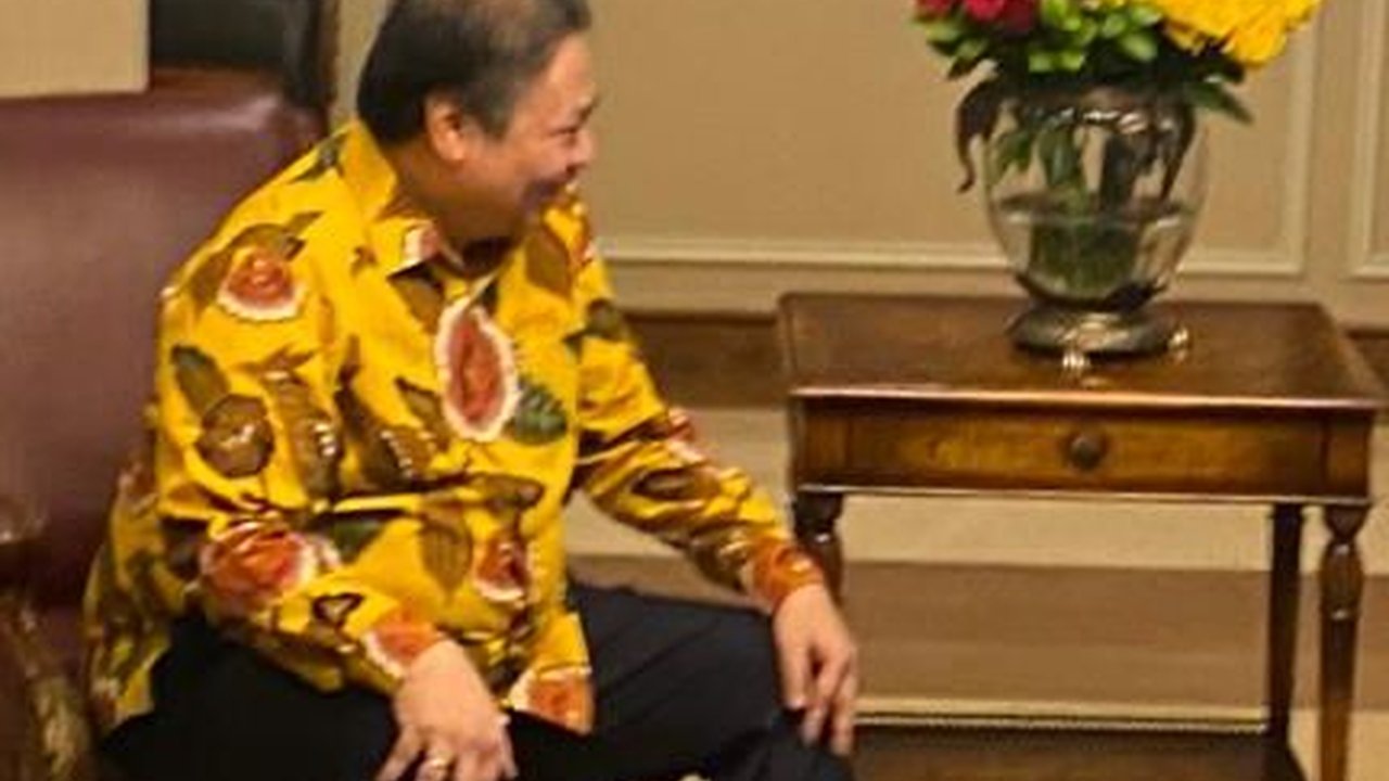 Airlangga Berikan Bunga Politik Merah-Kuning ke Puan Maharani