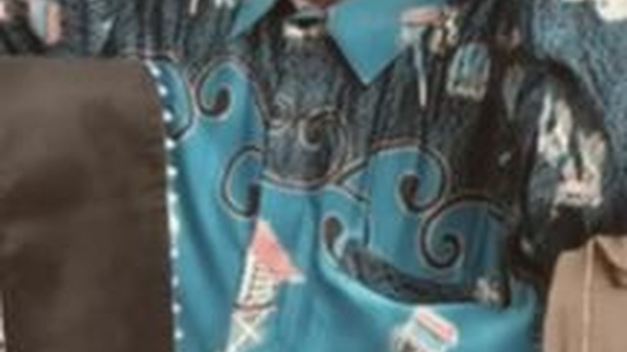 Dampingi Anak Wisuda, Ayah Ini Menangis saat Coba Toga dan Selempang Anaknya