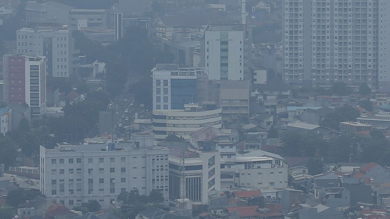 FOTO: Polusi Jakarta Terburuk Dunia, Warga Diimbau Kurangi Penggunaan Kendaraan Pribadi