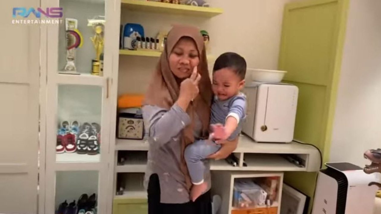 Tingkah Jahil Rafathar Ambil Alih Kasur Sang Adik, Rayyanza Gak Rela Sampai Nangis Kejer