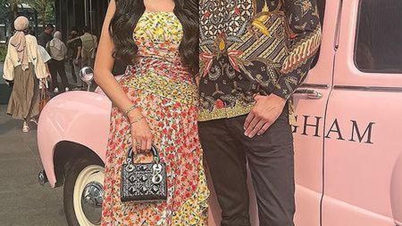 Bagikan Undangan Tunangan, Intip Potret Kebersamaan Lucinta Luna dan Calon Suami