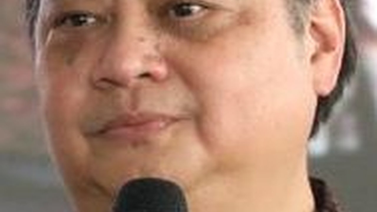 VIDEO: Makna di Balik Bunga Merah Kuning Airlangga Hartarto ke Puan Maharani