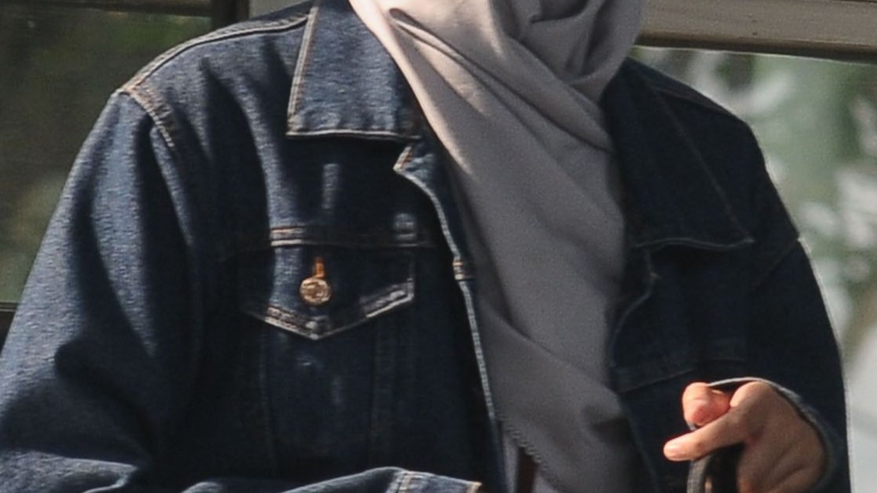 FOTO: Warga Ramai-Ramai Kembali Pakai Masker karena Polusi Buruk Jakarta