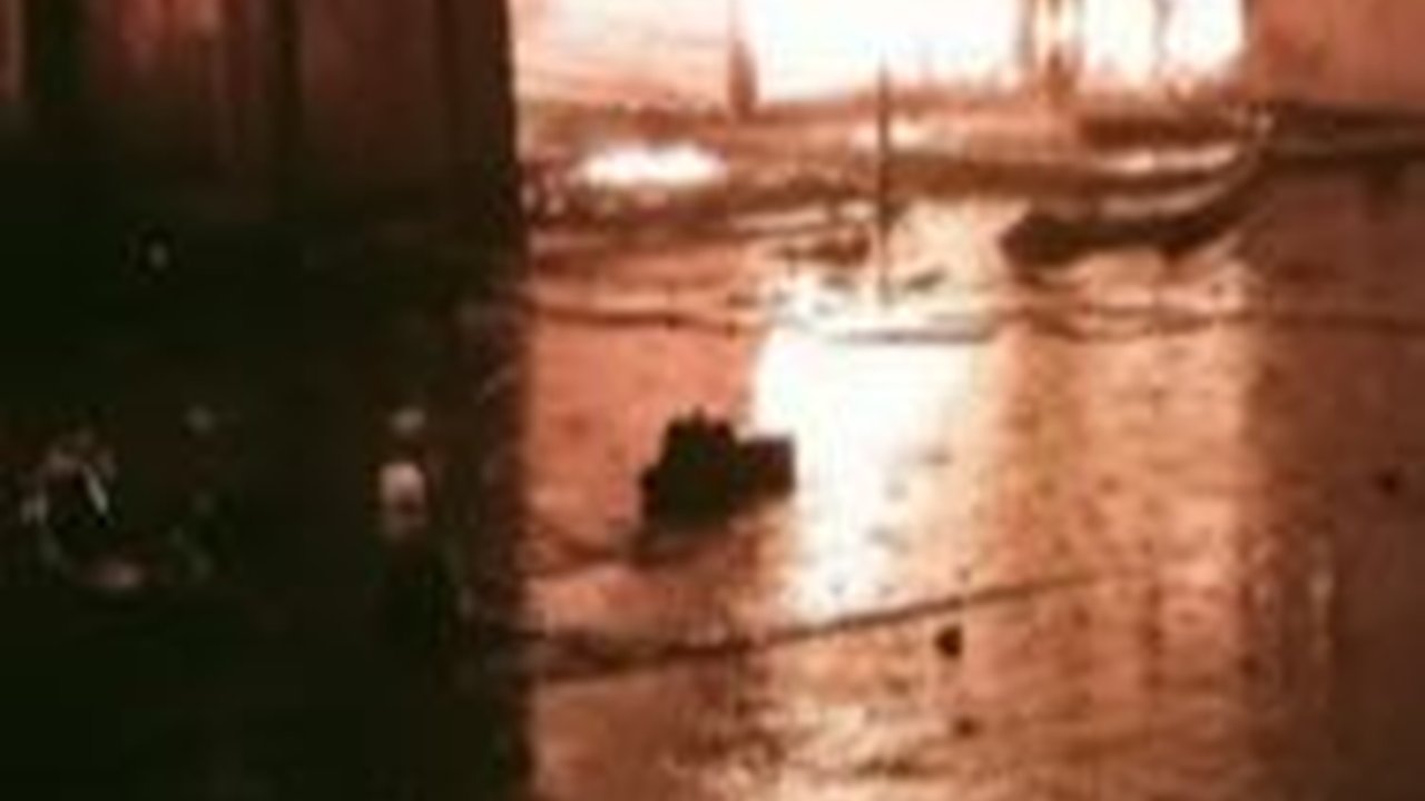 VIDEO:  Emak-Emak Ngamuk Bakar Warung Remang-Remang Sarang Maksiat di Riau