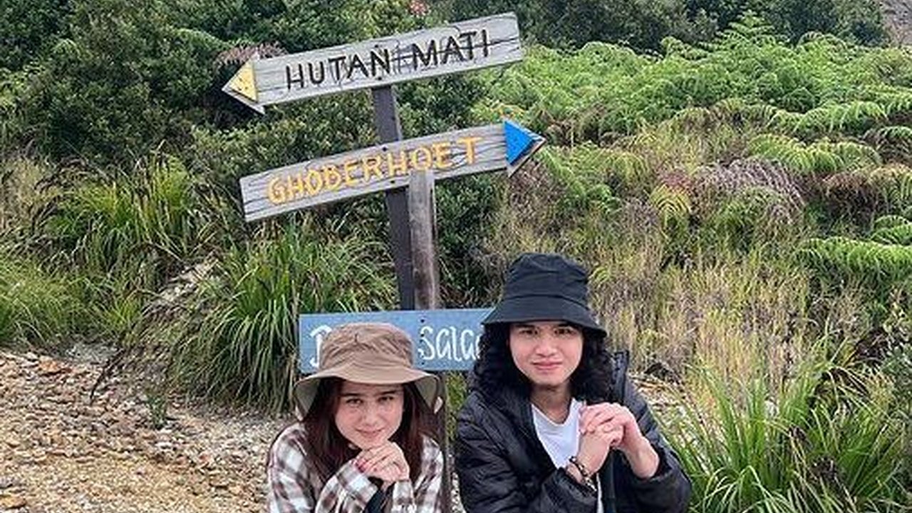 10 Momen Dul Jaelani dan Tissa Biani Naik Gunung Bareng, Kompak Banget!