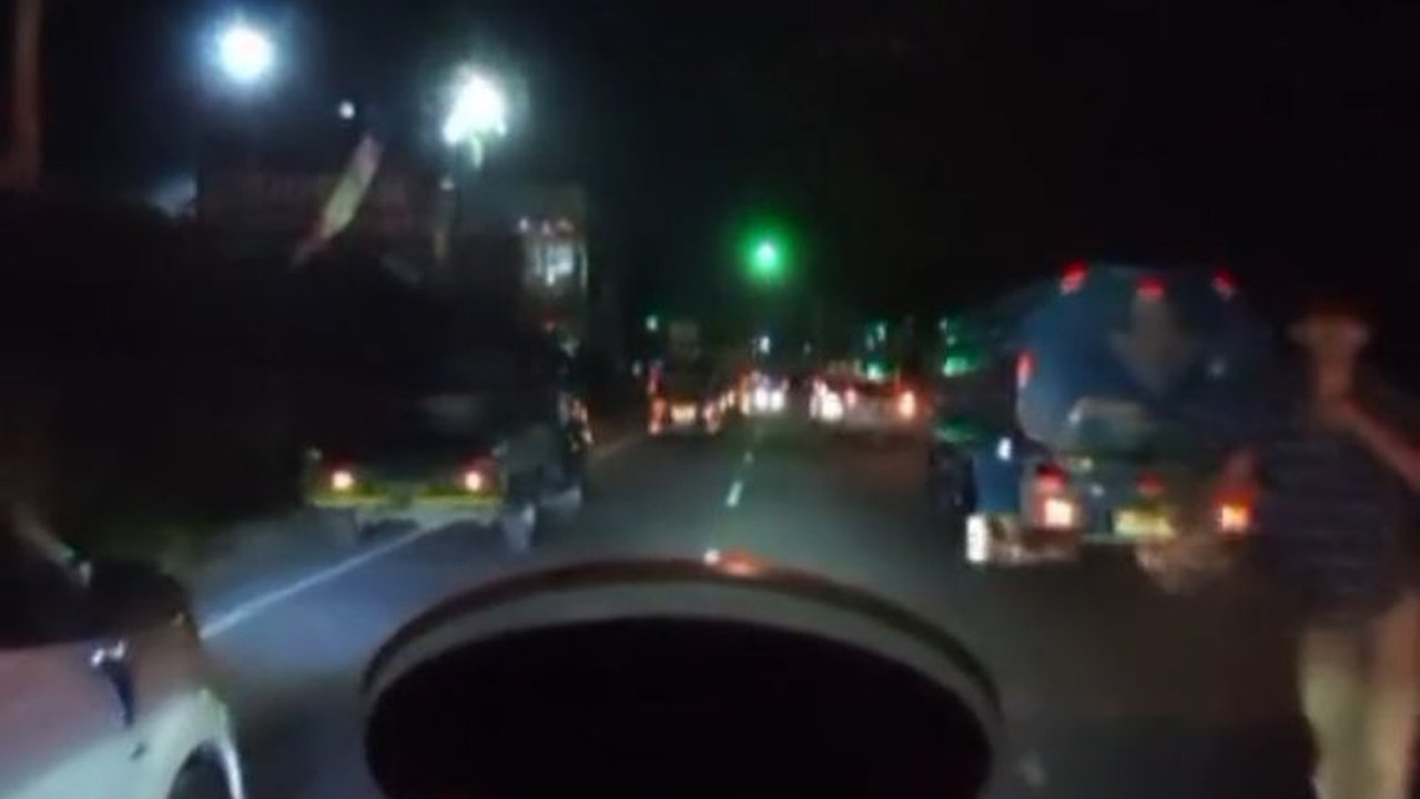 Banjir Pujian, Begini Aksi Sopir dan Kru Truk Bantu Buka Jalan untuk Lewat Ambulans