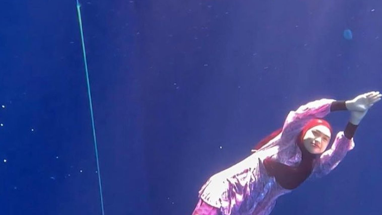 Sama-Sama Jadi Mermaid, Intip Adu Gaya Ria Ricis dan dr. Shindy Putri