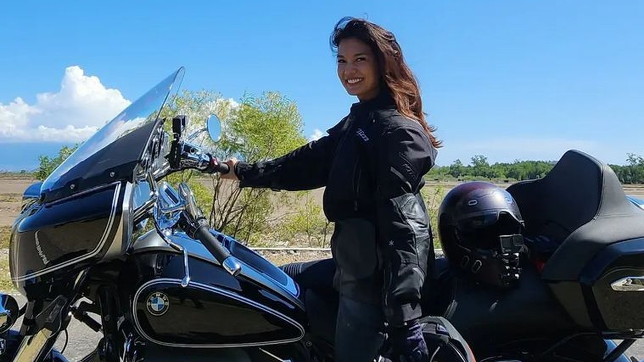 Gaya Sederet Artis Wanita Cantik saat Naik Moge, Tampil Beda
