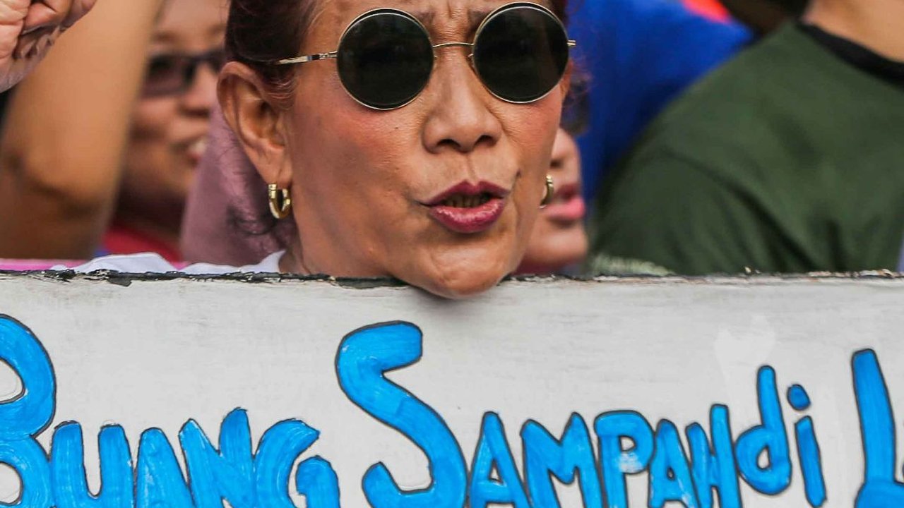 FOTO: Tampil Bak ABG, Susi Pudjiastuti Curi Perhatian Bentangkan Poster Menggegerkan saat Pawai Bebas Plastik di Bundaran HI