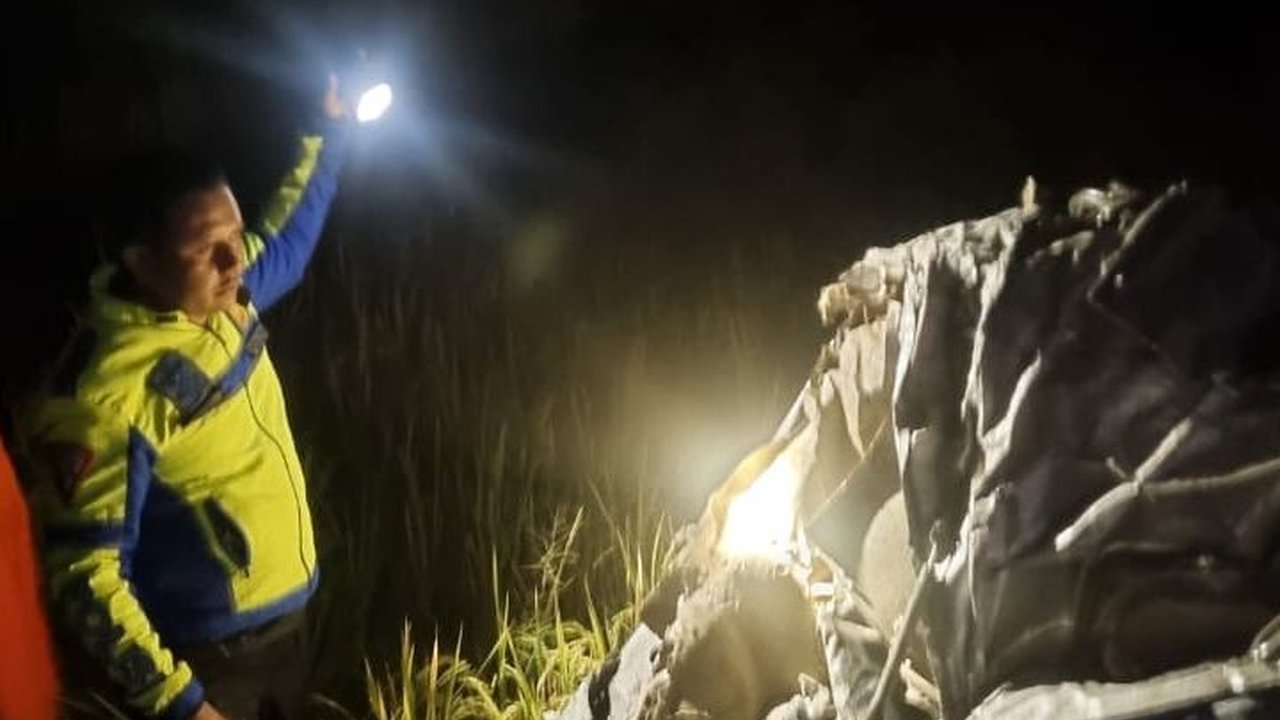 Penampakan Mobil Ringsek Usai Ditabrak Kereta di Jombang, Enam Orang Meninggal