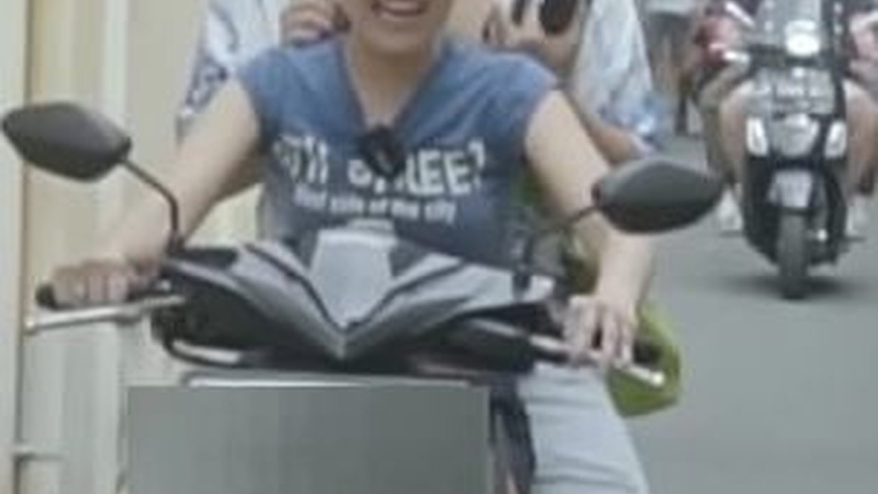 Momen Ayu Ting Ting Pakai Motor Pergi ke Minimarket, Gayanya Santai Sambil Bagi-bagi Uang