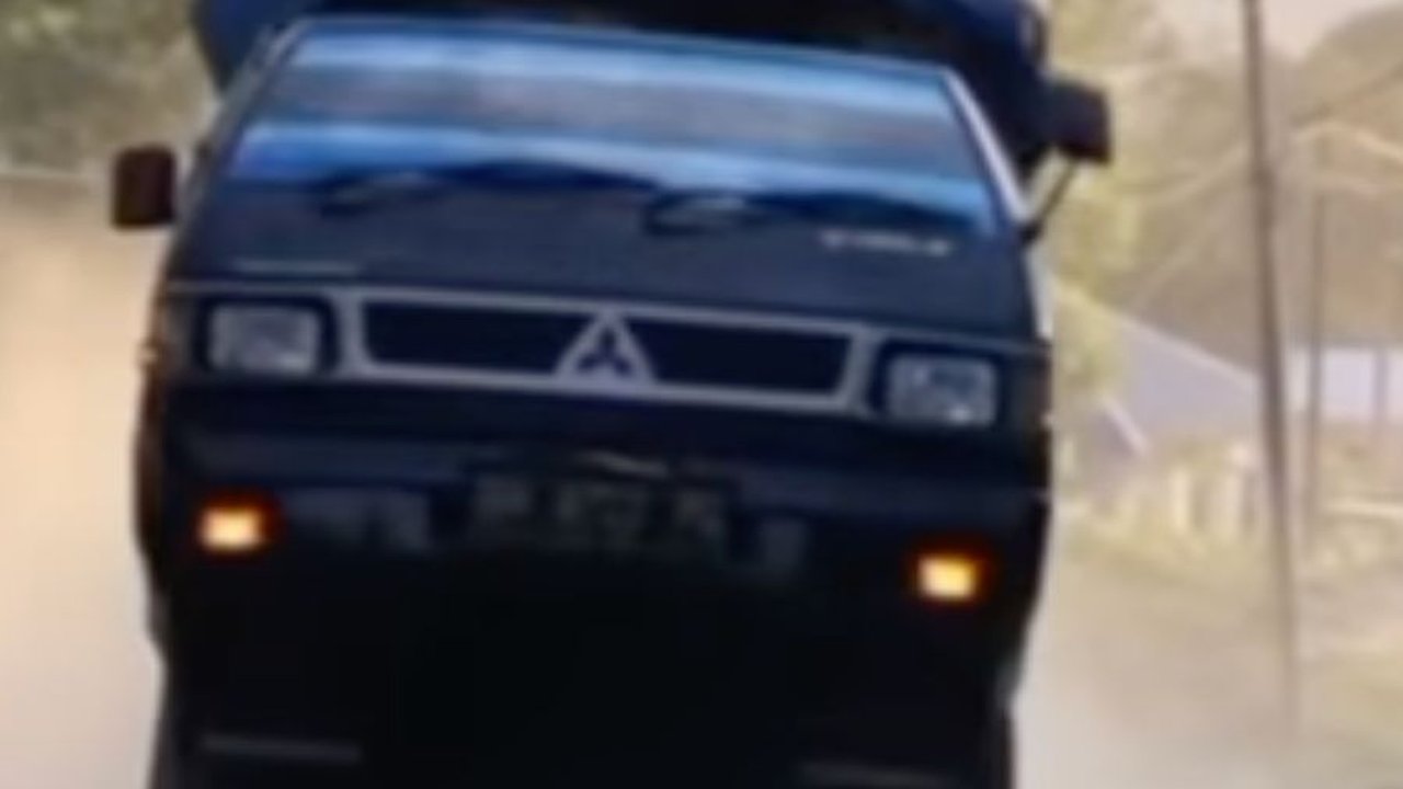 Horrornya Jalan Batu Jomba Sumut: Truk sampai ‘Ngetril’, Ambulans Lompat