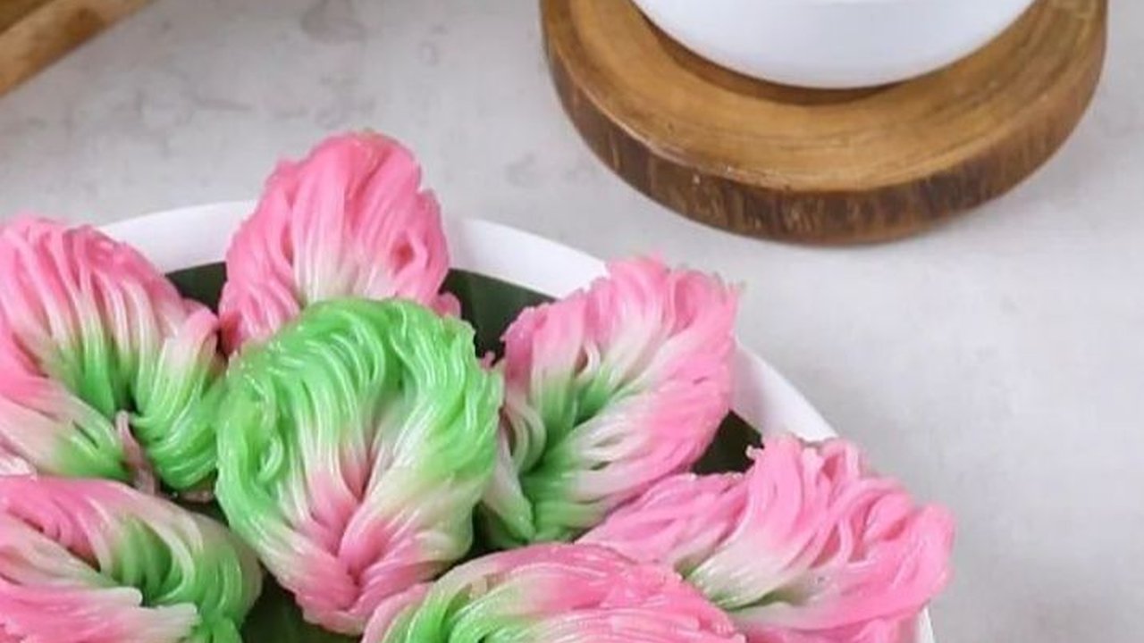 Mencicipi Kue Petulo Kembang Khas Jawa Timur, Bentuknya Mirip Mi Warna–Warni