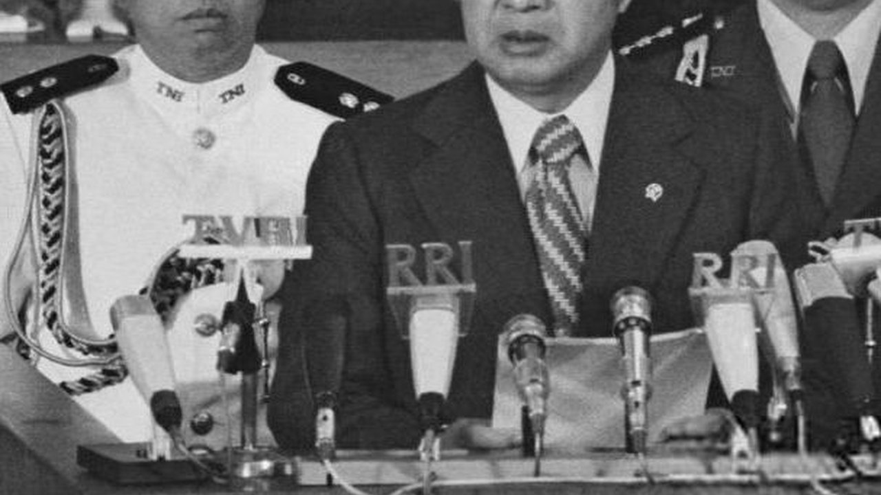 Potret Presiden Soeharto Pimpin Sidang Terakhir Kabinet Pembangunan II, Dikawal Ayah Jenderal TNI