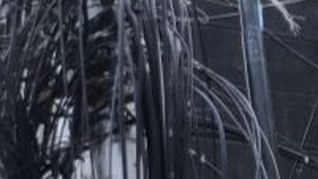 Menjuntai hingga Jerat Leher Pemotor, Kabel Fiber Optik Bali Towerindo di Jalan Antasari Bakal Diputus