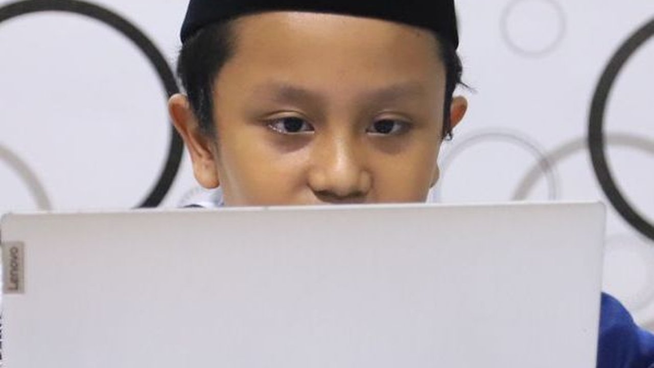 Santri di Tangerang Ini Ciptakan Robot Pertanian yang Bisa Memanen Sayuran, Keren
