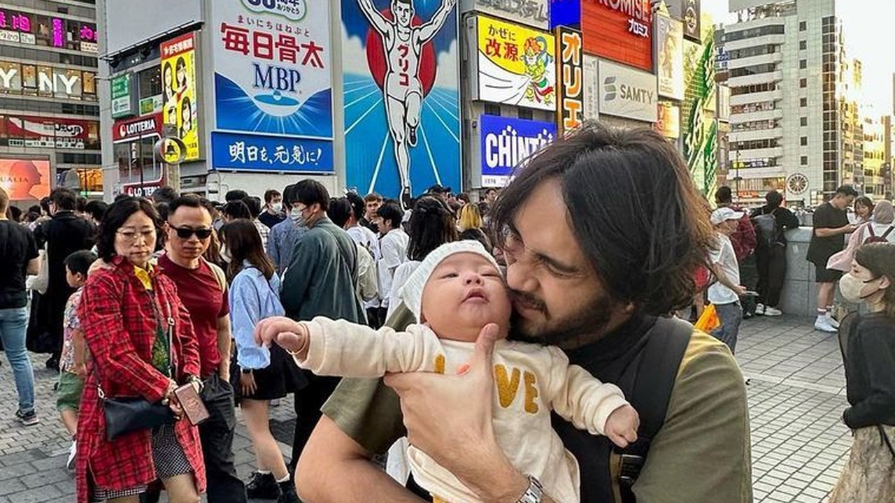 Main Bareng Amanda Manopo, Ini Potret Achmad Megantara saat Momong Anak