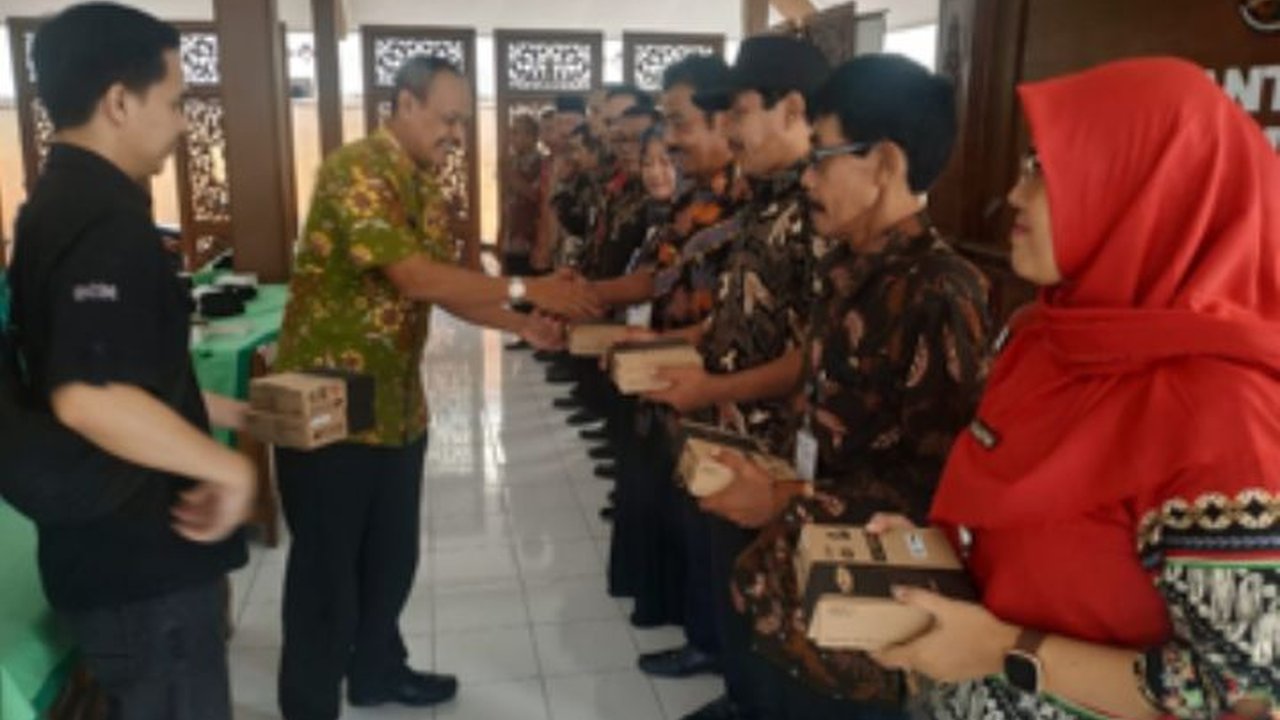 Warga Banyumas Sambut Gembira Pembagian Set Top Box (STB) oleh Grup SCM/EMTEK
