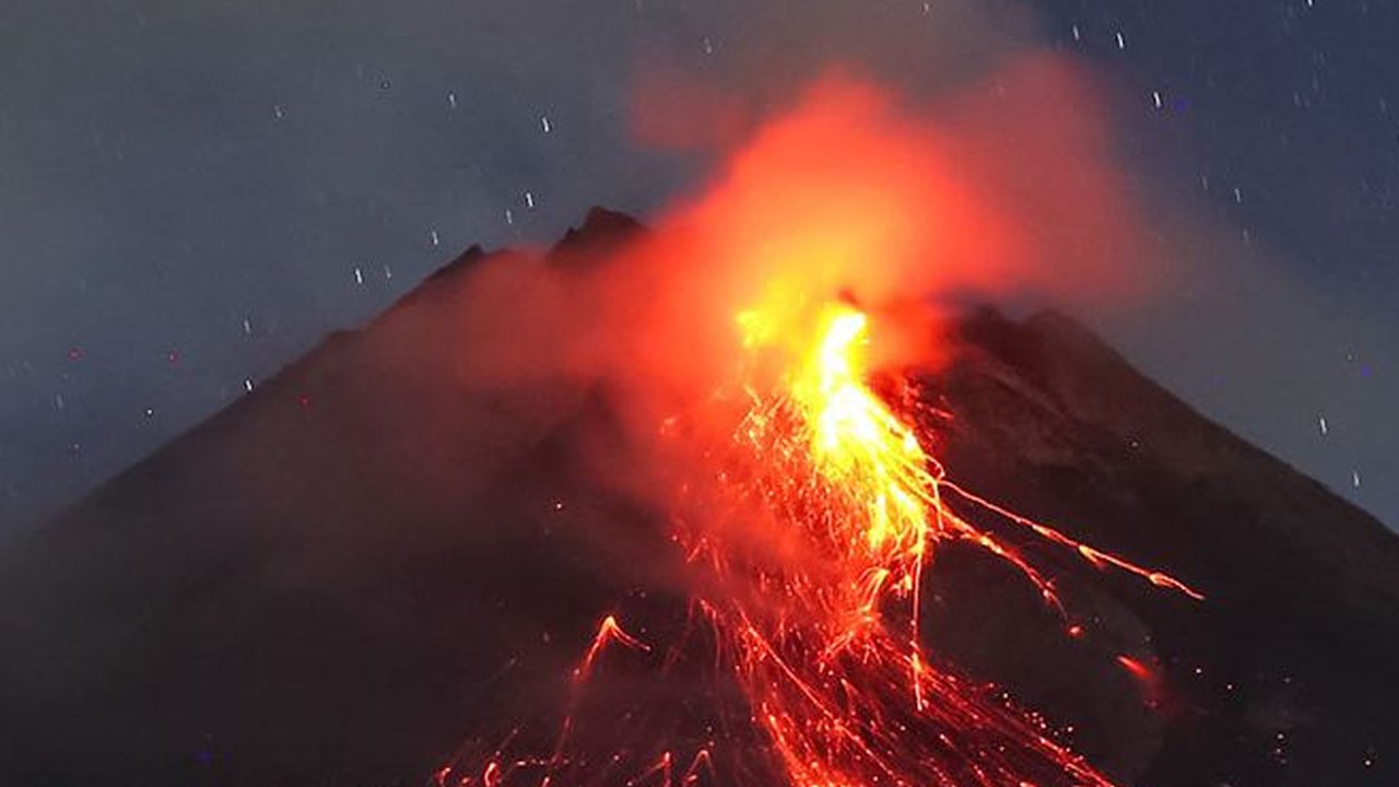 Gunung Merapi Luncurkan Awan Panas Guguran 2.700 Meter, Masyarakat Diminta Waspada
