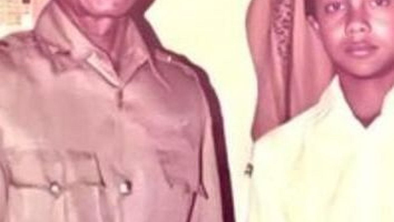 Potret Lawas Ganjar Pranowo Bersama Sang Ayah, Ternyata Ayahnya Pensiunan Polisi Berpangkat Lettu