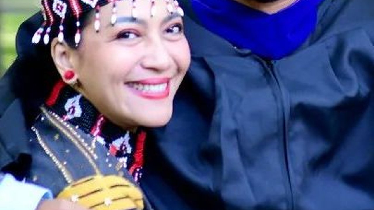 Penampilan Istri Eks Panglima TNI saat Wisuda S2 Sang Putra di Amerika, Bikin Pangling