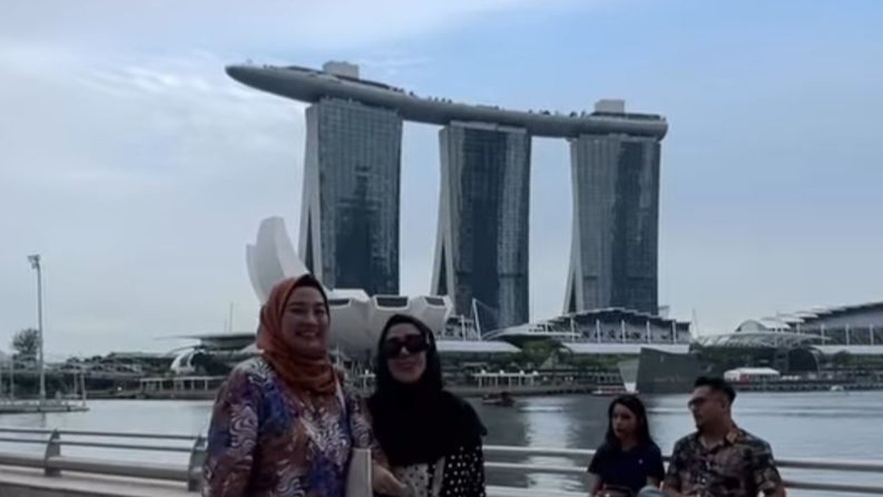 Potret Kompak Mama Amy dengan Ibunda Jeje, Jalan-jalan ke Singapura Ngasuh Cucu