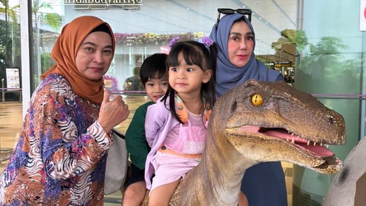 Jalan Bareng Cucu, Intip Momen Kebersamaan Amy Qanita dan Ibunda Jeje Govinda