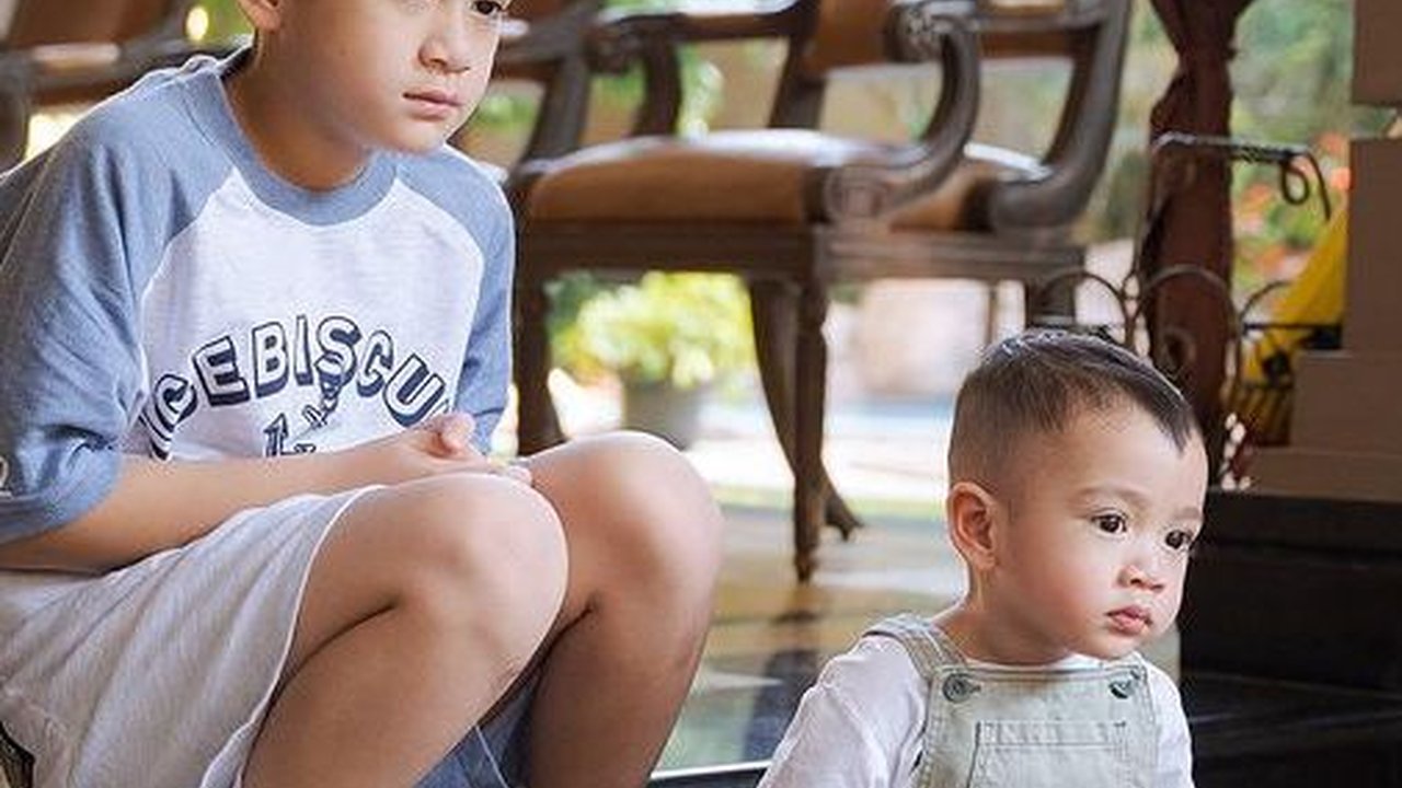 Pose Rafathar & Rayyanza Lagi Melamun Viral, Komentar Warganet Bikin Ngakak