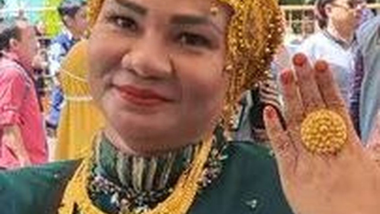 Penampakan Emak-Emak Pulang Haji Borong Emas 180 gram, Semua Dipakai Ditubuh