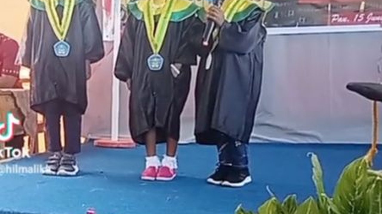 3 Bocah PAUD Pidato di Atas Panggung saat Acara Wisuda, Bak Orator Andal