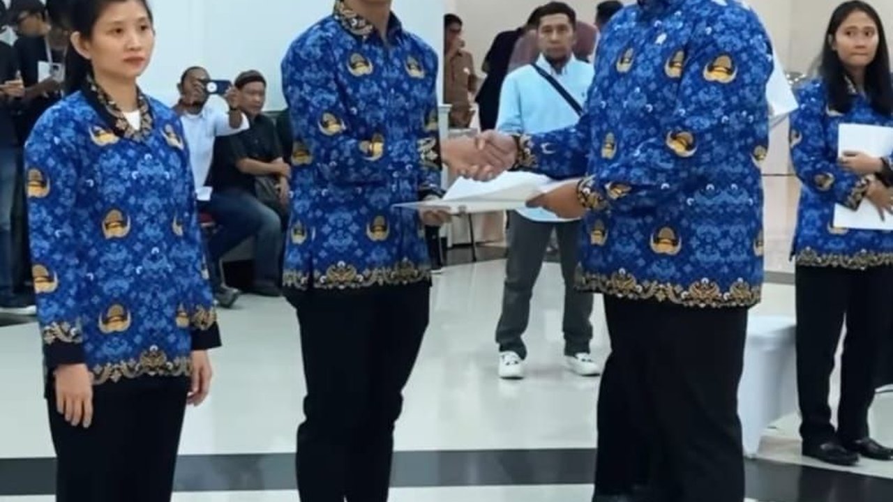 Potret Ganteng Jonathan Christie Kekasih Shanju Eks JKT48 Diangkat PNS, Pakai Batik dan Peci