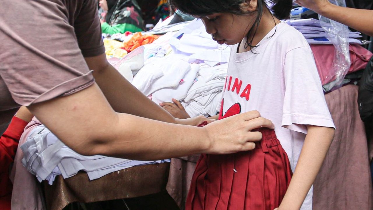 FOTO: Sibuknya Orang Tua Siswa Belanja Seragam Sekolah Jelang Tahun Ajaran Baru