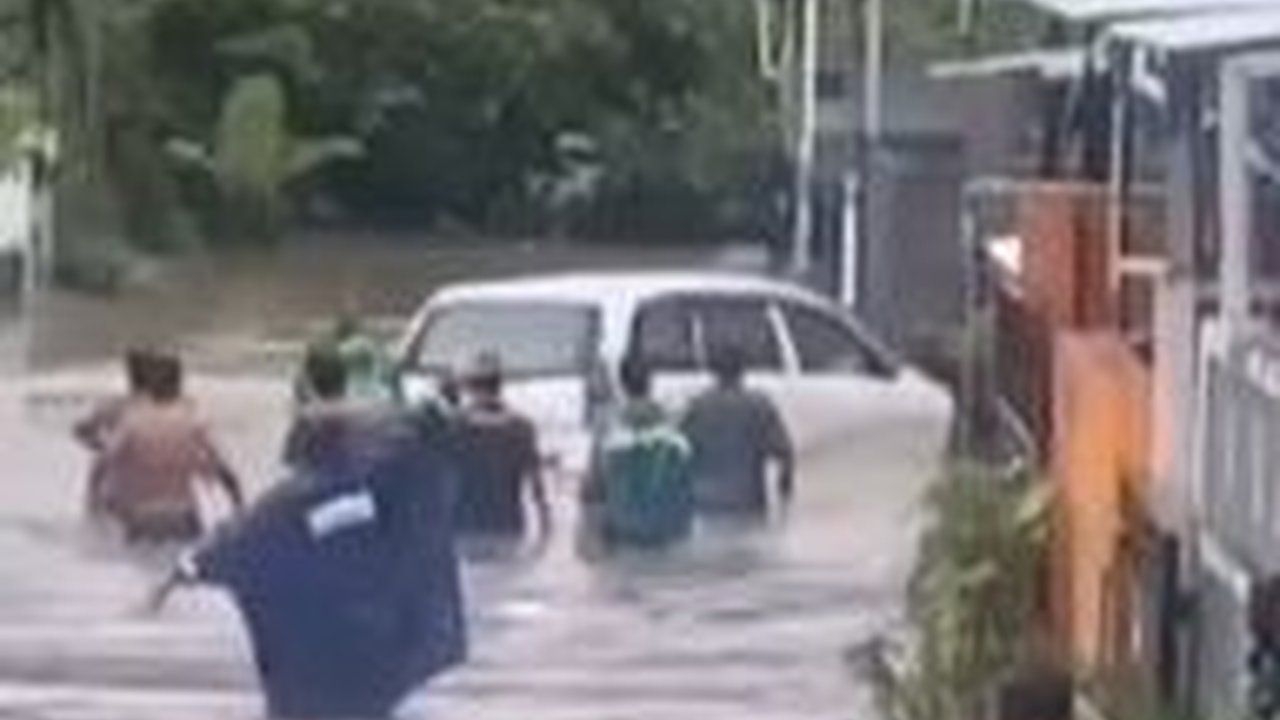 Penampakan Avanza Terseret Jauh Arus Kencang Saat Banjir Terjang Bali