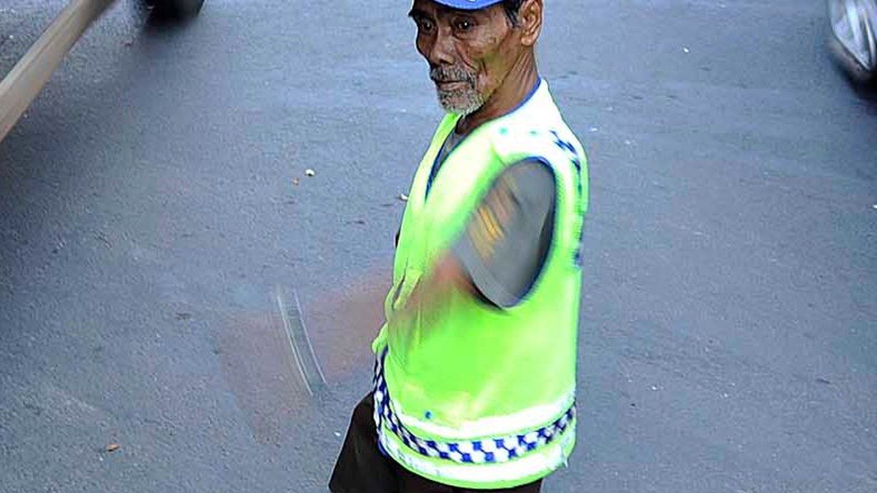 Hidup dari Uang Recehan di Putaran Jalan