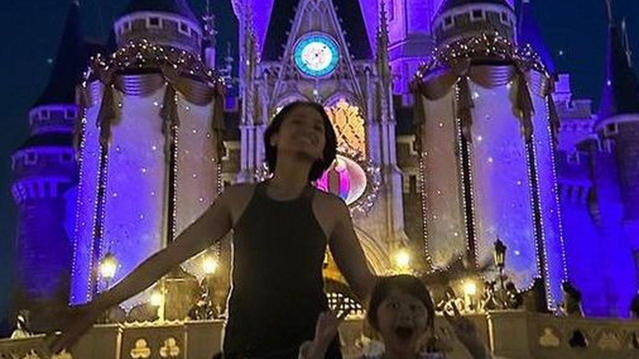 10 Momen Keseruan Acha Septriasa dan Keluarga Jalan-jalan di Disneyland Jepang