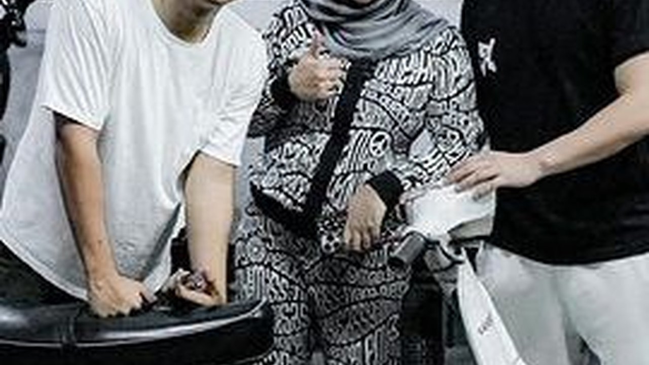 Momen Aurel Beri Surprise Ultah untuk Sang Adik, Hadiahnya Ternyata Motor Impian Azriel