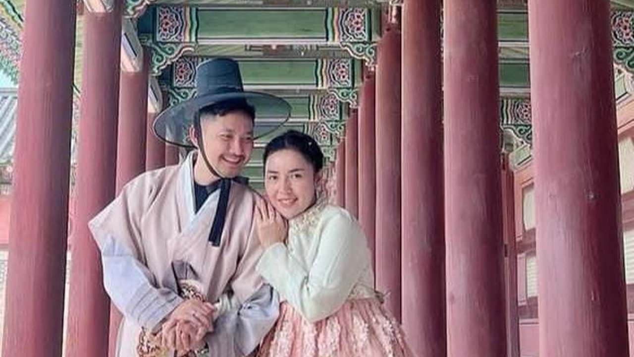 Potret Harmonis dan Bahagia Angga Wijaya Liburan Bareng Istri di Korea Selatan