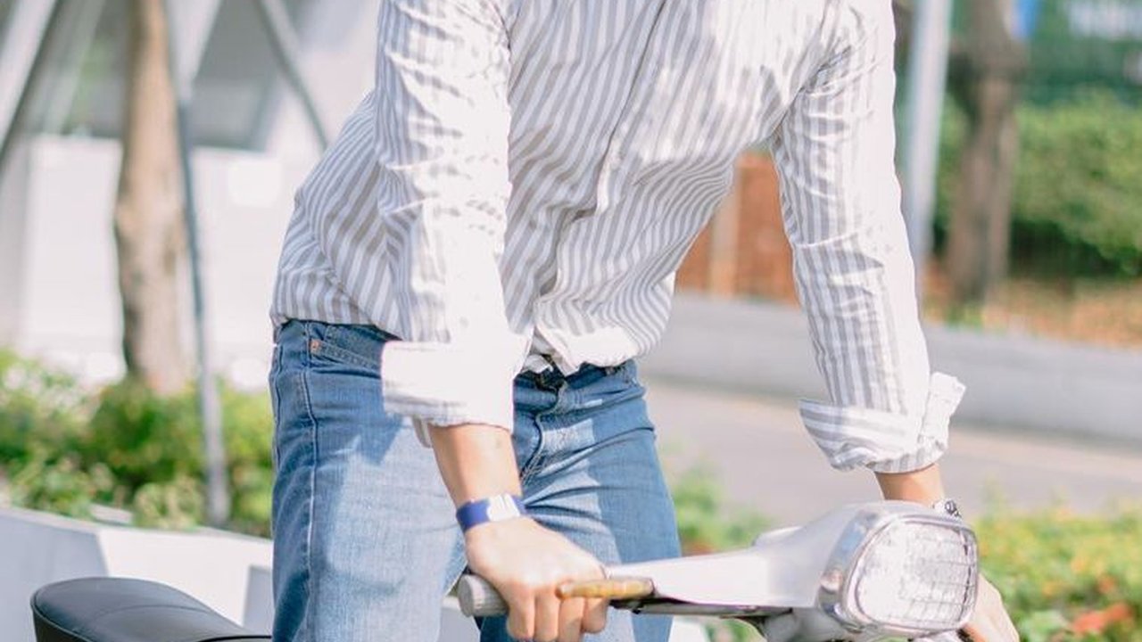 Dapat Kado Vespa dari Atta dan Aurel, Intip Gaya Azriel Hermansyah Sunmori Bawa Vespa