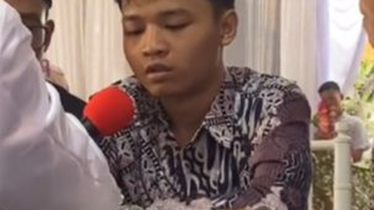 Menangis saat Ucapkan Ijab Kabul, Ini Momen Haru Adik Gantikan Ayah jadi Wali Nikah Sang Kakak