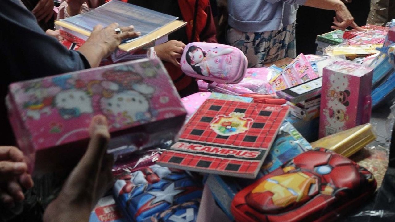 FOTO: Laris Manis Perlengkapan Sekolah Jelang Tahun Ajaran Baru
