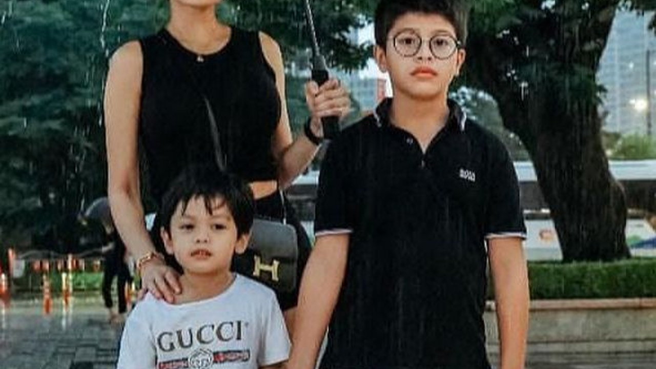 Duo Ganteng! Potret Azka dan Arkana Anak Laki-laki Nikita Mirzani Liburan di Korea Selatan Curi Perhatian