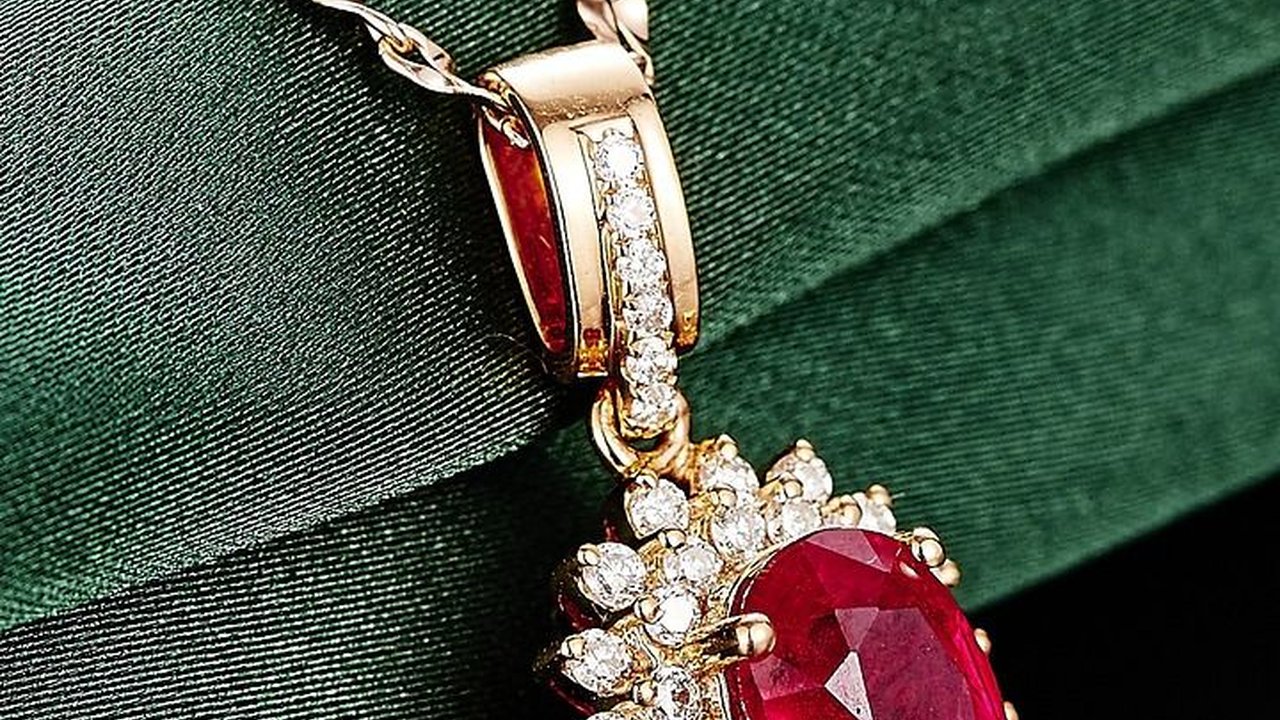 Ibu Negara RI Dengan Perhiasan Pinjaman