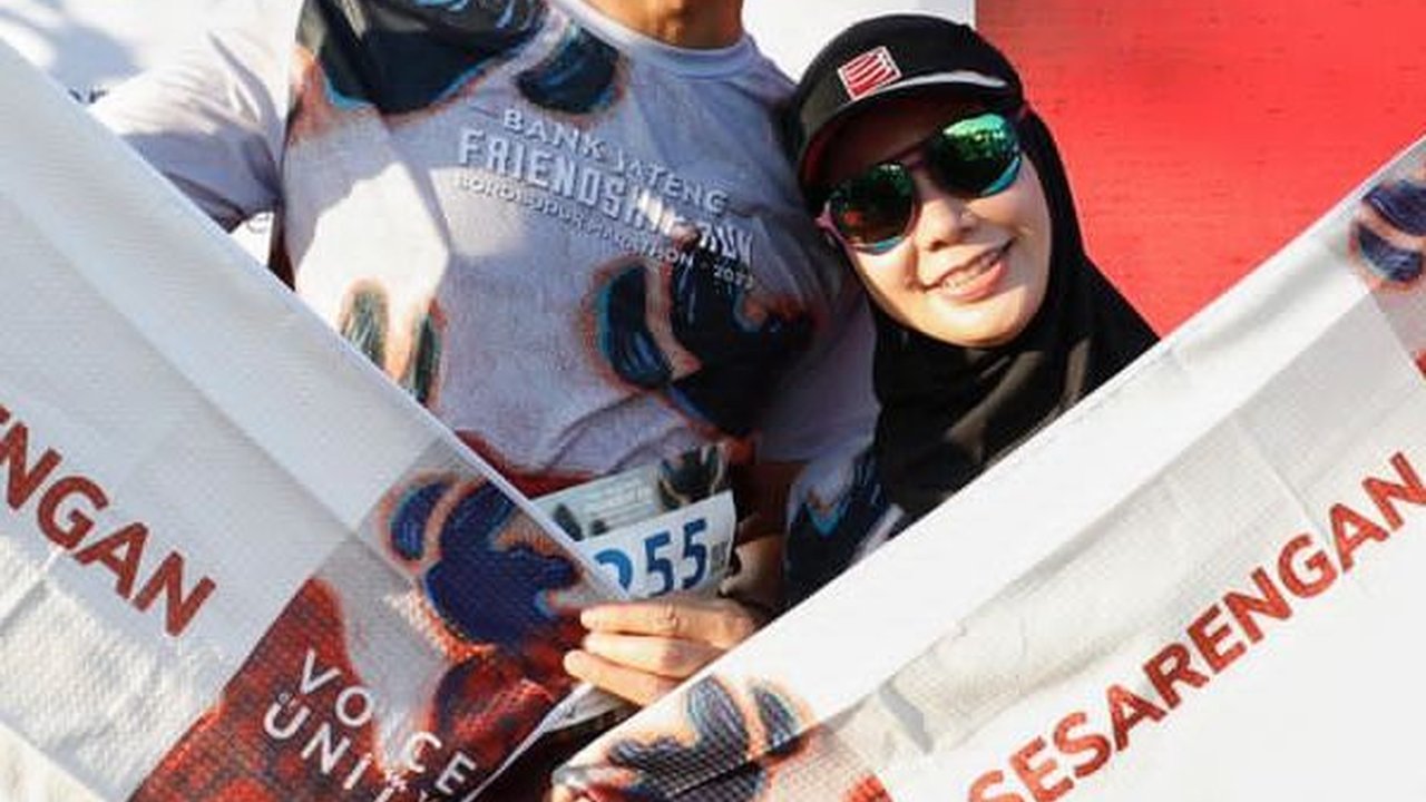 Romantis sampai Finish, Ini Momen Ganjar Dikawal Istri saat Lari Marathon di Yogya
