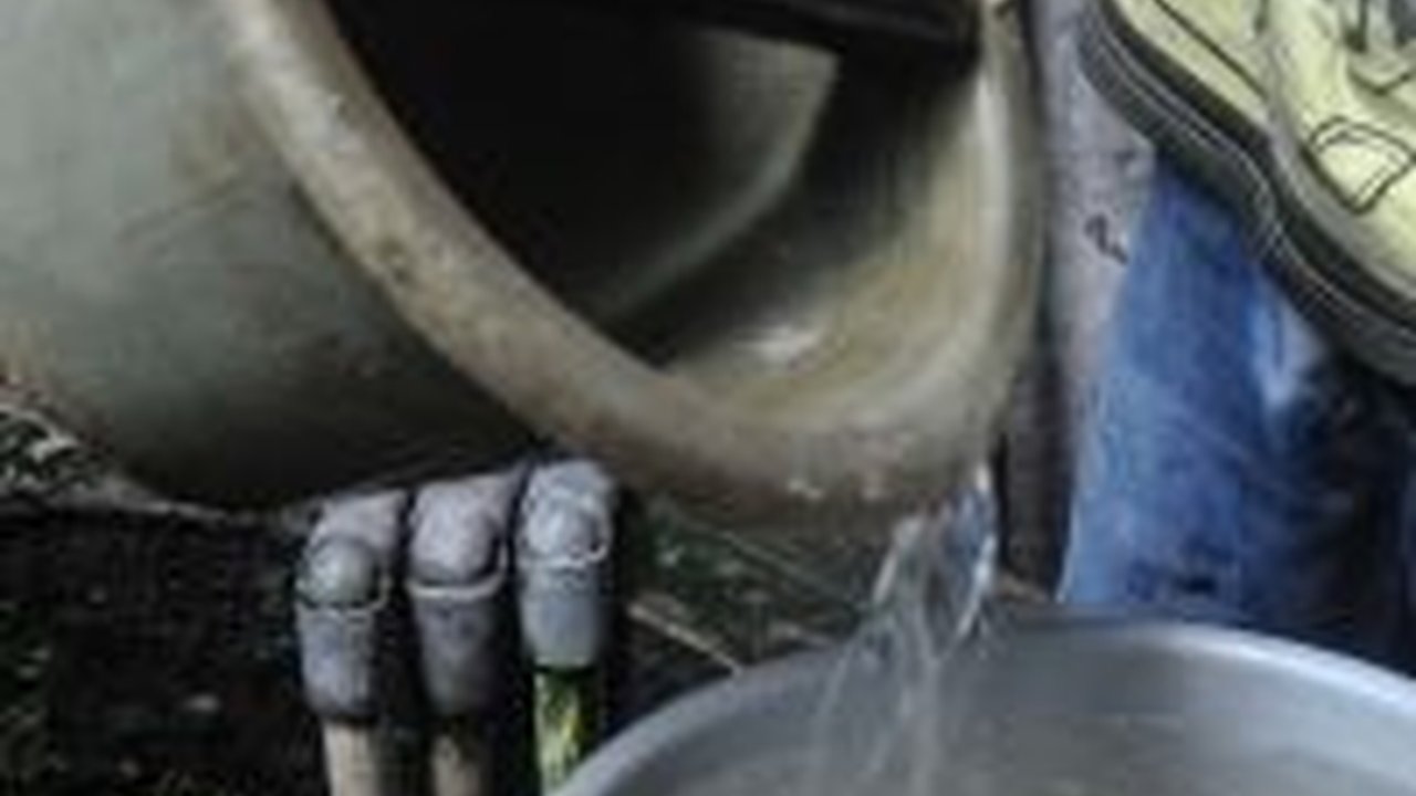 Kekeringan Akibat Kemarau, Warga Grobogan Cari Air hingga ke Hutan