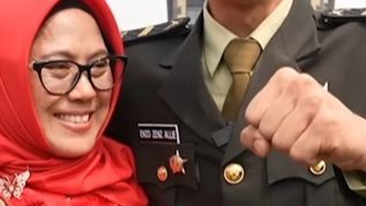 Peluk Mesra Sang Bunda, Letda Inf Enzo Langsung Teriak Usai Lulus Jadi Perwira TNI AD